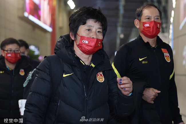 女仆开腿露出隐私