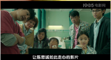 认真工作的她